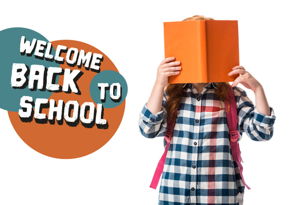 pupilo cubriendo la cara con naranja libro cerca bienvenida de nuevo a la escuela cartas en blanco
  - Foto, Imagen