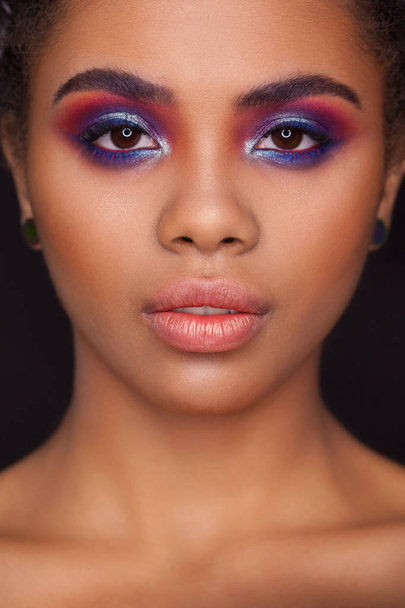 Piękna afrykańska kobieta z kolorowymi warkoczami, moda kolorowy makijaż - Zdjęcie, obraz