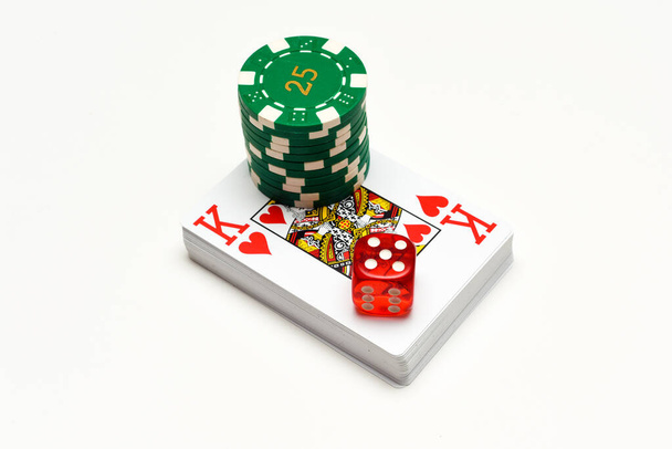 ホワイトで隔離されたカードダイスカジノチップをプレイするカジノオブジェクト - 写真・画像