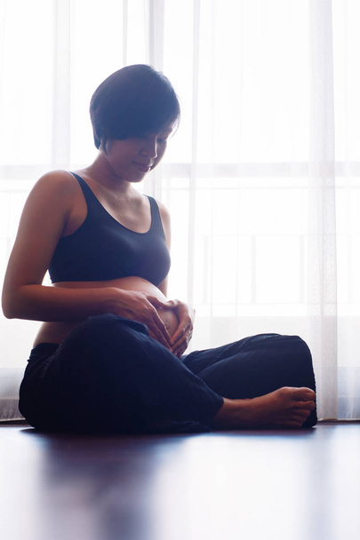 Close up de mulher grávida com as mãos na barriga
. - Foto, Imagem