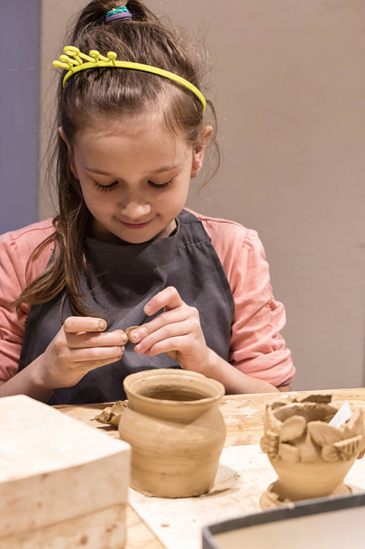 Enfant sculpte à partir de pot d'argile. atelier de modélisation sur la roue du potier
. - Photo, image