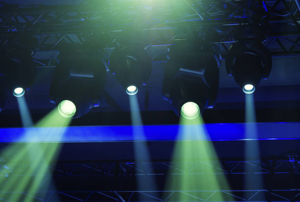Bühnenscheinwerfer, die während eines Live-Events Licht projizieren. - Foto, Bild