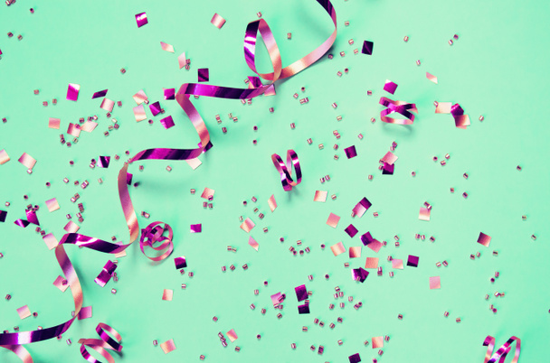 Mint Hintergrund mit glänzendem Konfetti. Feiertag und festlicher Hintergrund - Foto, Bild