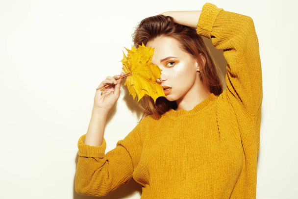 Chica elegante en suéter de otoño, moda phono con otoño amarillo le
 - Foto, imagen