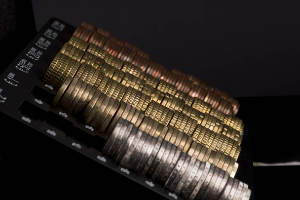 vue latérale des pièces en euros dans une caisse avec billets
 - Photo, image