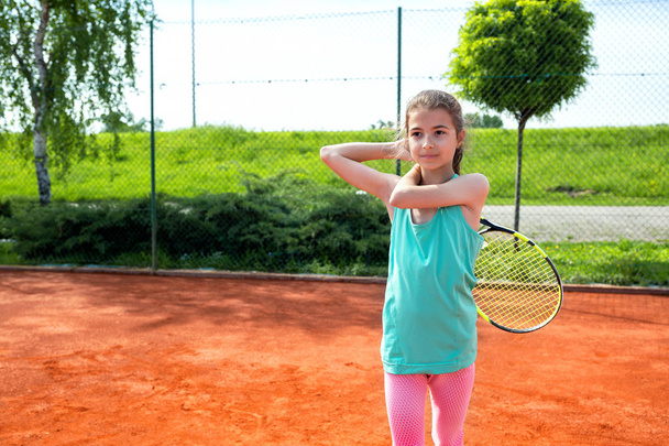 Little girl on the tennis court - Фото, зображення