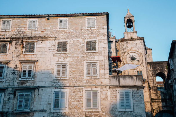 Glockenturm unter der Uhr in der Altstadt in Split, Kroatien - Foto, Bild