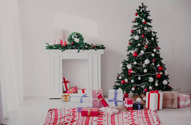 Weihnachtsbaum mit Geschenken Neujahr Urlaub Girlanden Lichter - Foto, Bild