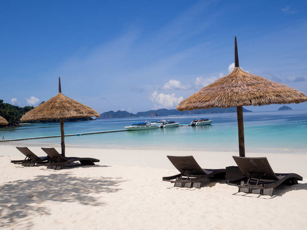 Καθίσματα με καταφύγιο στον ήλιο σε λευκή άμμο παραλία φόντο θέα στη θάλασσα, Ταξίδια σχέδια μετά τη συνταξιοδότηση των επιχειρηματιών - Φωτογραφία, εικόνα
