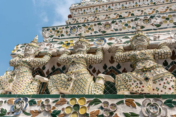 Detalle del flanco del Templo del Amanecer muestra estatuas, Bangkok Tailandés
 - Foto, imagen
