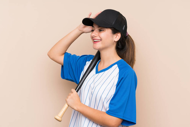 Mladá dívka hrající baseball na izolovaném pozadí si něco uvědomila a má v úmyslu řešení - Fotografie, Obrázek