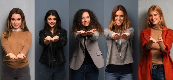 Set di donne che tengono copyspace immaginario sul palmo della mano per inserire un annuncio
 - Foto, immagini