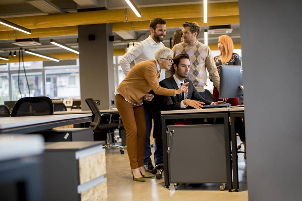 Vezető üzletasszony és fiatal üzletemberek dolgoznak egy modern irodában - Fotó, kép