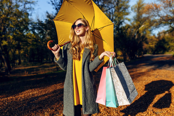 Fashionable beautiful young woman with shopping. Autumn style. - Foto, Bild