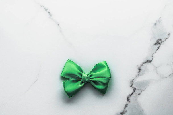 Fita de seda verde e arco no fundo de mármore, dia de St Patricks
  - Foto, Imagem