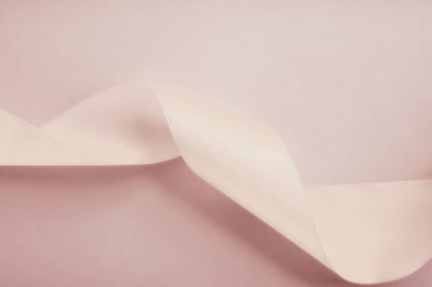 Fita de seda encaracolada abstrata em fundo pastel, luxur exclusivo
 - Foto, Imagem