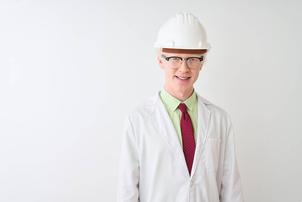 Hombre científico albino con gafas y casco de pie sobre un fondo blanco aislado con una sonrisa alegre y fresca en la cara. Persona afortunada
. - Foto, Imagen