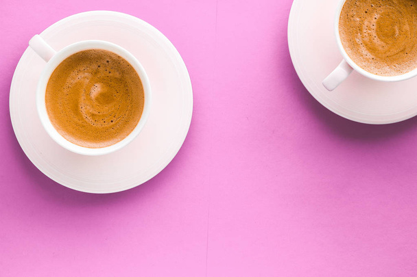 Copa de café francés caliente como bebida de desayuno, tazas planas en pin
 - Foto, imagen