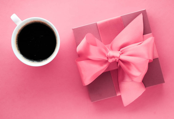 Coffret cadeau de luxe et tasse à café sur fond rose, flatlay desig
 - Photo, image