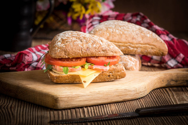 Triangular sandwich with cheese, ham and tomato. - Zdjęcie, obraz