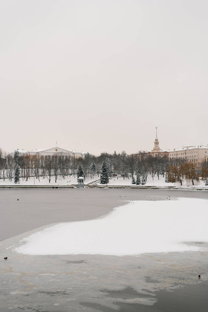 Minsk, Bělorusko. Únor 2019. Svisloch říční nábřeží v centru města - Fotografie, Obrázek