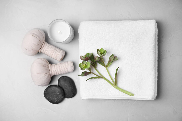 Flat lay composition with spa accessories on grey background - Foto, Imagem