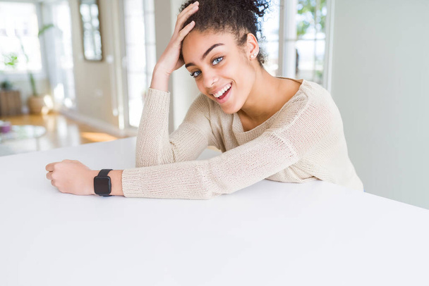 Bela jovem afro-americana sorrindo alegre inclinação
  - Foto, Imagem