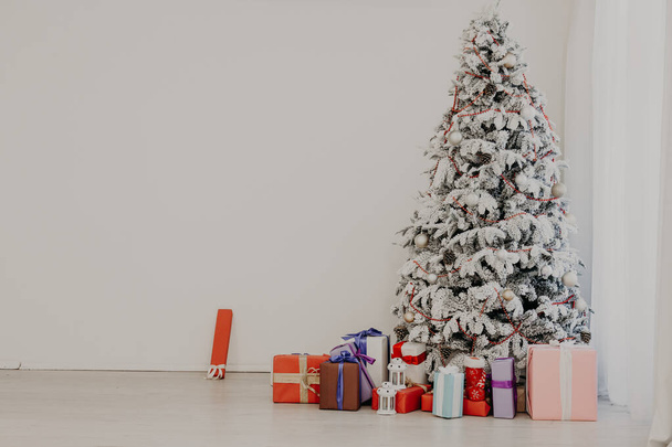 Εσωτερικό με λευκό χριστουγεννιάτικο δέντρο για το νέο έτος με δώρα για τις διακοπές - Φωτογραφία, εικόνα