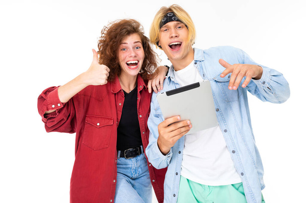 Vrouw en man poseren met digitale tablet tegen witte achtergrond   - Foto, afbeelding
