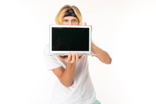 man posing with laptop against white background   - Valokuva, kuva