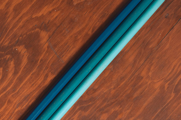 τρία χρωματιστά μολύβια σε ξύλινο γραφείο σε απομονωμένο φόντο, διαγώνια προβολή - Φωτογραφία, εικόνα