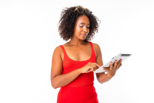 mooie jonge vrouw met een Tablet PC  - Foto, afbeelding
