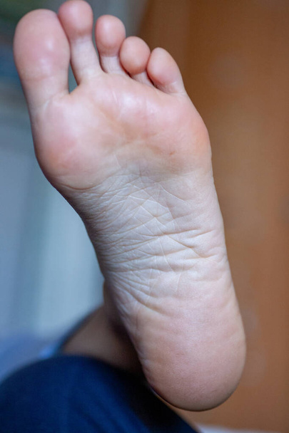 Die Zehen junger Mädchen sind gesund und schön. Gepflegtes Konzept für medizinische Artikel und Salben - das Bild der Füße. Bild der Beine mit Platz für Inschriften und Werbung. - Foto, Bild