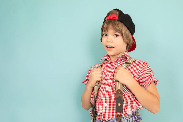 aranyos divatos fiú pózol ellen kék  - Fotó, kép