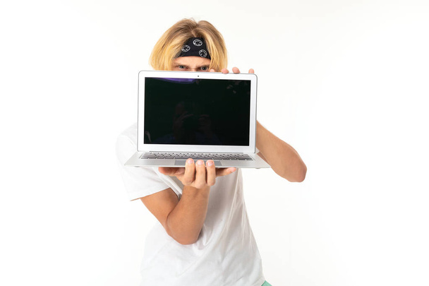mężczyzna pozowanie z laptopem na białym tle   - Zdjęcie, obraz