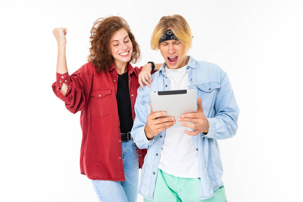 Frau und Mann posieren mit digitalem Tablet vor weißem Hintergrund   - Foto, Bild