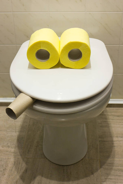La toilette a immagine di una sigaretta Soggetto a fumatore Foto scattata a casa in bagno, Mosca, autunno 2018, carta, WC, illuminazione
  - Foto, immagini