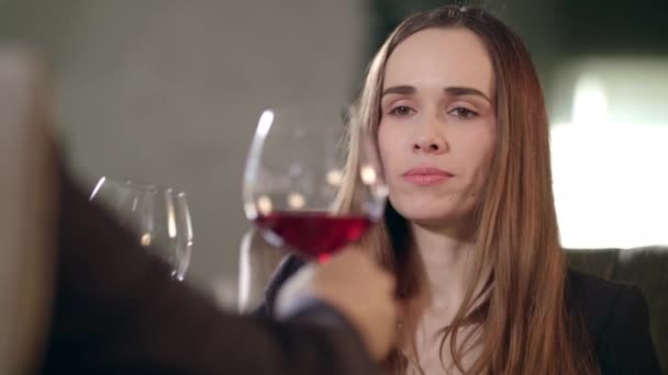 レストランで男と赤ワイングラスをクリックする女性。赤ワインを飲む女 - 映像、動画