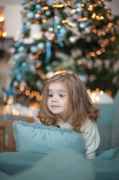 Cute little girl  with big Christmas gift - Foto, Imagen