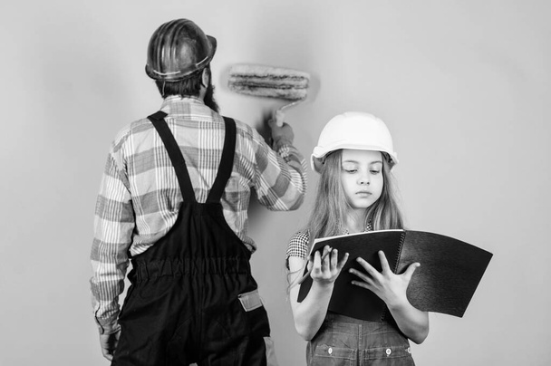 Family. Industry. Tools for repair. man with little girl. engineering education. construction worker assistant. Fatherhood. daughter and father repairing together in workshop. Tired of working - Foto, imagen