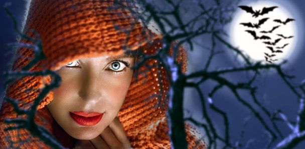 Mujer en la noche de Halloween en el bosque
.  - Foto, imagen