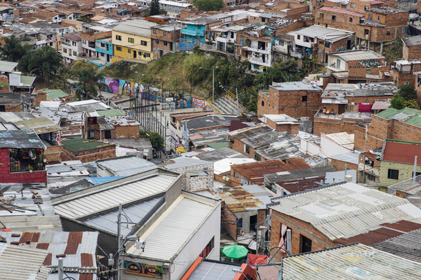 Uitzicht op huizen op de heuvels van Comuna 13 in Medellin, Columbia - Foto, afbeelding