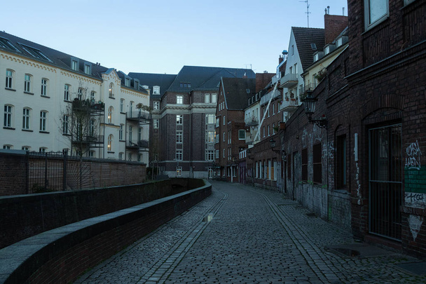vista panorámica de la calle de la ciudad de la tarde con casas viejas bajas, Düsseldorf, Alemania, 10 de diciembre de 2018
 - Foto, imagen