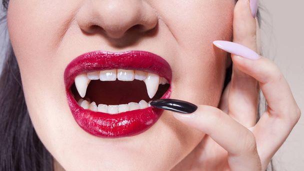 Sexy vampier. Women's lippen met lippenstift. - Foto, afbeelding
