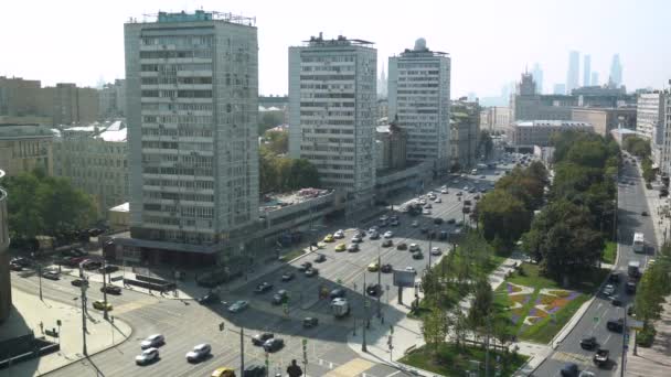 Moskova yolunda giden arabalar var. Yukarıdan bak. Bina ve Alleria civarında. - Video, Çekim