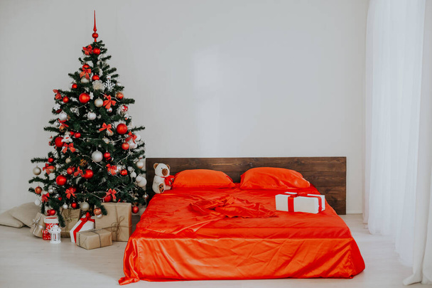 Capodanno camera bianca di Natale con decorazione rossa Albero di Natale
 - Foto, immagini