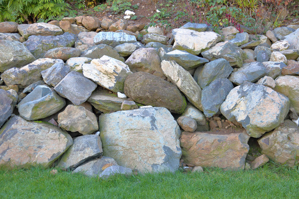 Kertészeti és építőipari szürke kövek - Fotó, kép