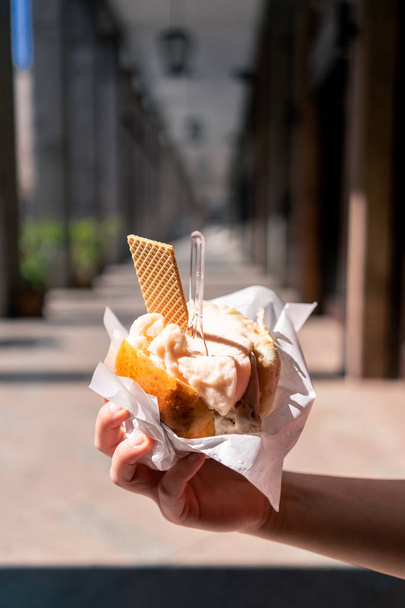 Ζελατίνα ή παγωτό σε μπριός παραδοσιακή σικελική street food  - Φωτογραφία, εικόνα