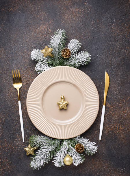 Χριστουγεννιάτικο τραπέζι και χρυσή διακόσμηση - Φωτογραφία, εικόνα