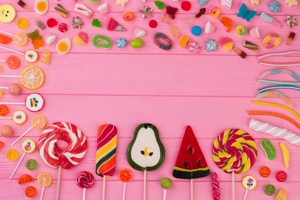 Рамка из различных конфет и леденцов
. - Фото, изображение
